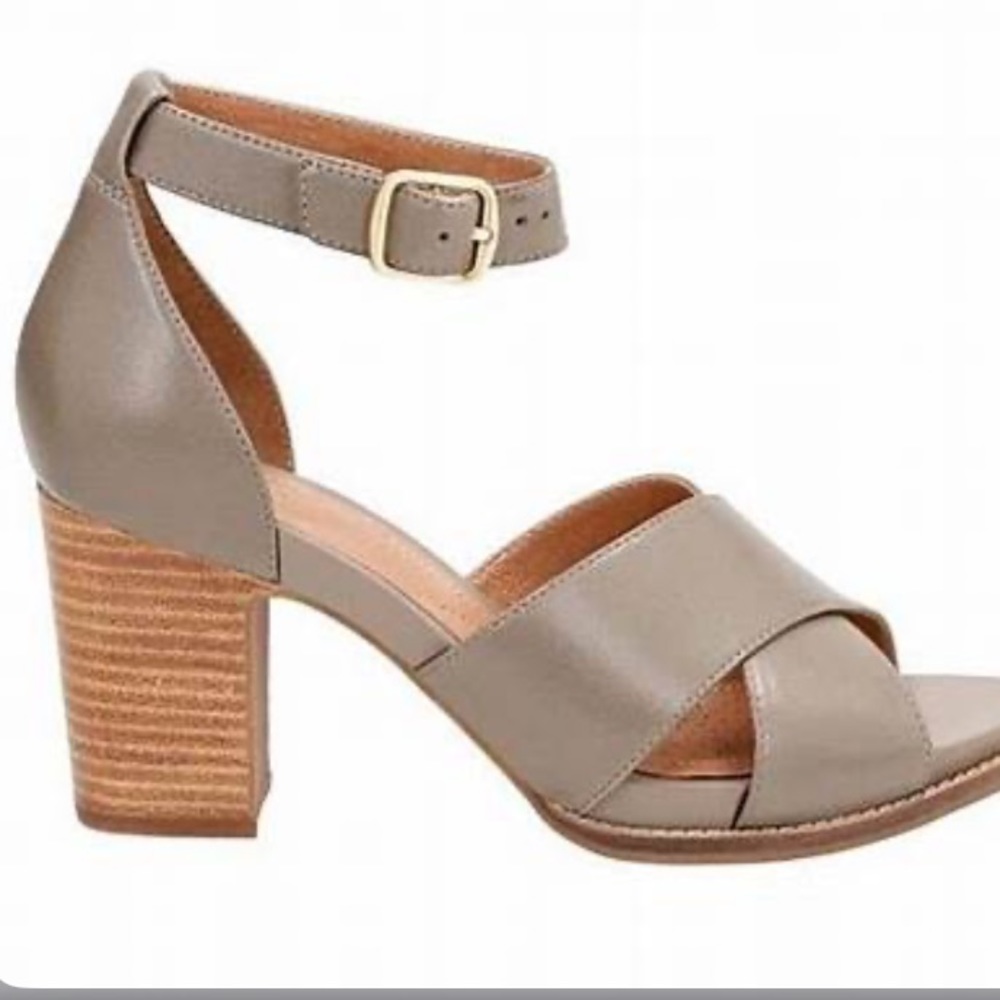 Clarks Artisan Leather Block Heel size 9 Excellent Condition in Taupe